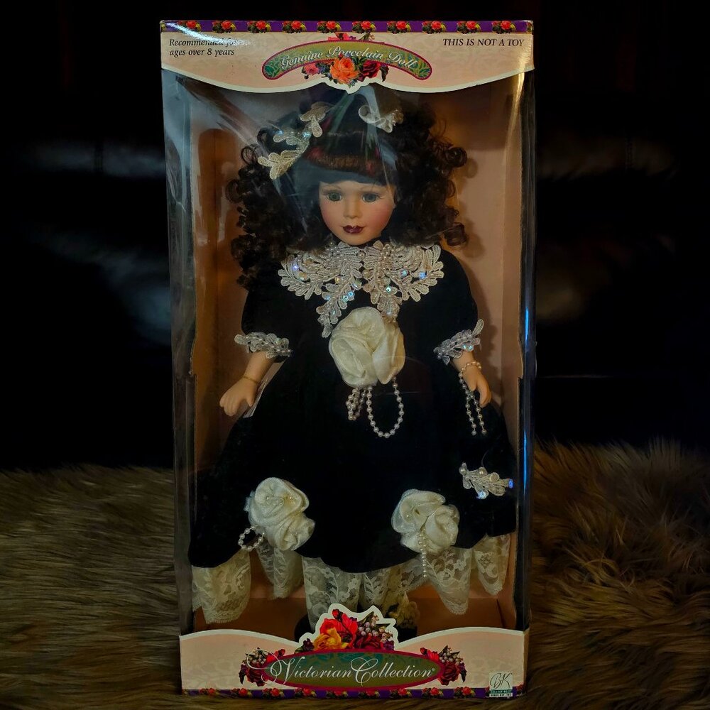 GENUINE PORCELAIN DOLL ( VICTORIAN COLLECTION )